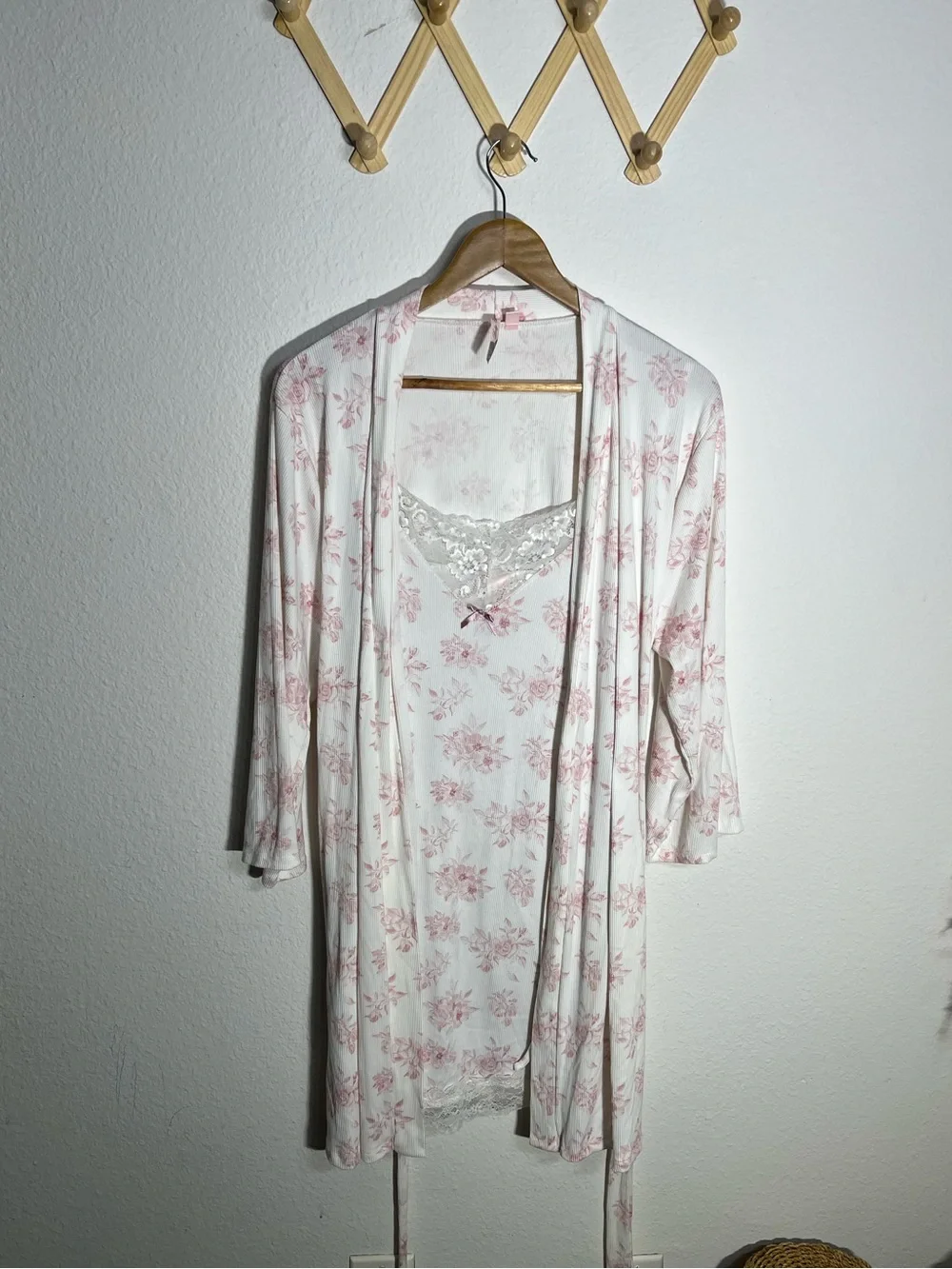 BODY TOUCH • baby pink and white floral robe & gown size XL - Picture 3 of 12